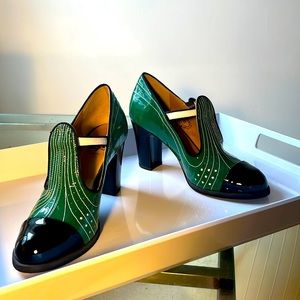 John fluevog emerald green and black spectator pumps